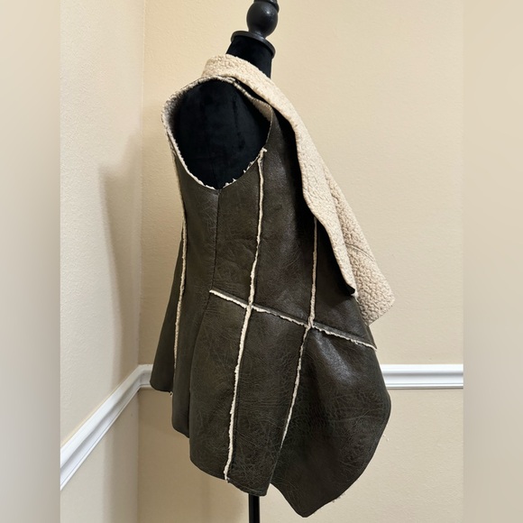 Hot & Delicious Sherpa Faux Shearling Vest M - Picture 2 of 8